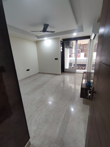 Room in 3 BHK Builder Floor at Sector 26 – for Rent