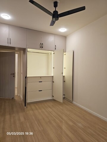 Room in 3 BHK Apartment at DLF The Skycourt, Sector 86 – for Rent