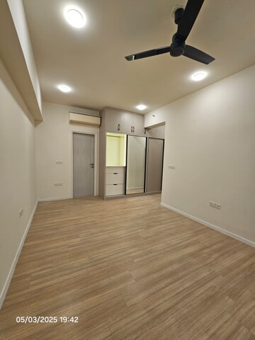 Room in 3 BHK Apartment at DLF The Skycourt, Sector 86 – for Rent