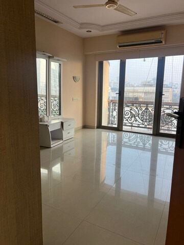Room in 4 BHK Apartment at Bandra West – for Rent