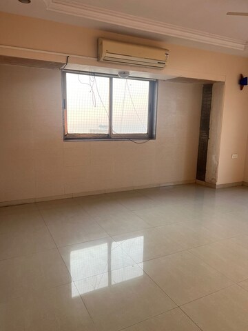 Room in 4 BHK Apartment at Bandra West – for Rent
