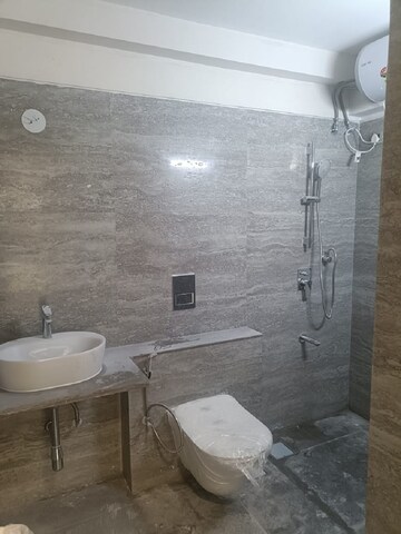 Bathroom in 4 BHK Apartment at Santacruz West – for Rent