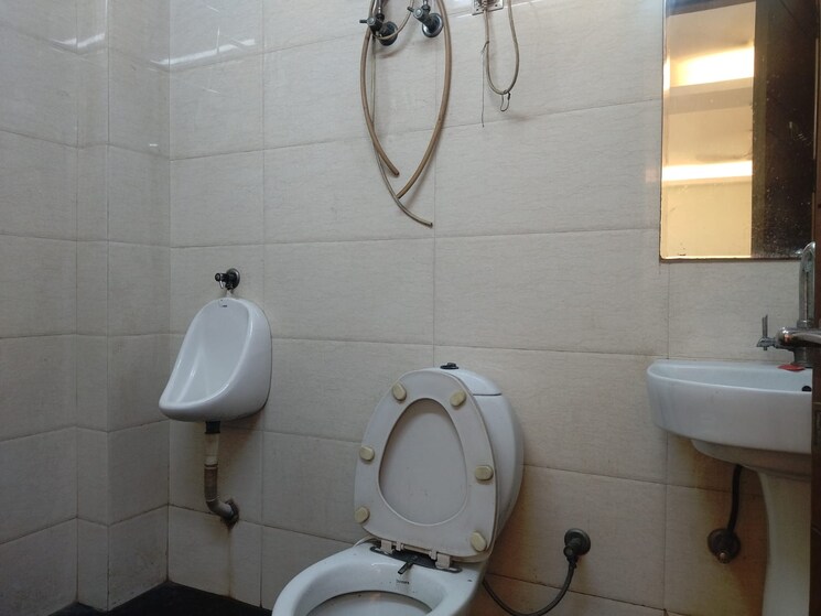 Bathroom, lajpat nagar iii 3 Bedroom 1800 Sq.Ft. Builder Floor In Lajpat Nagar Iii Delhi 8337283