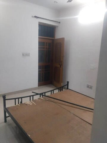 Room in 2 BHK Apartment at Gomti Nagar – for Rent