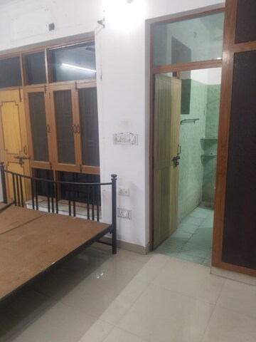 Room in 2 BHK Apartment at Gomti Nagar – for Rent
