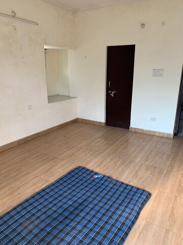 Room in 2 BHK Apartment at Gomti Nagar – for Rent