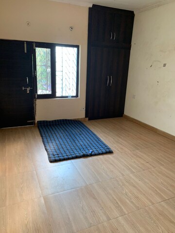 Bedroom in 2 BHK Apartment at Gomti Nagar – for Rent