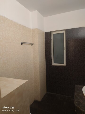 Room in 2 BHK Apartment at DLF Silver Oaks, Sector 26 – for Sale