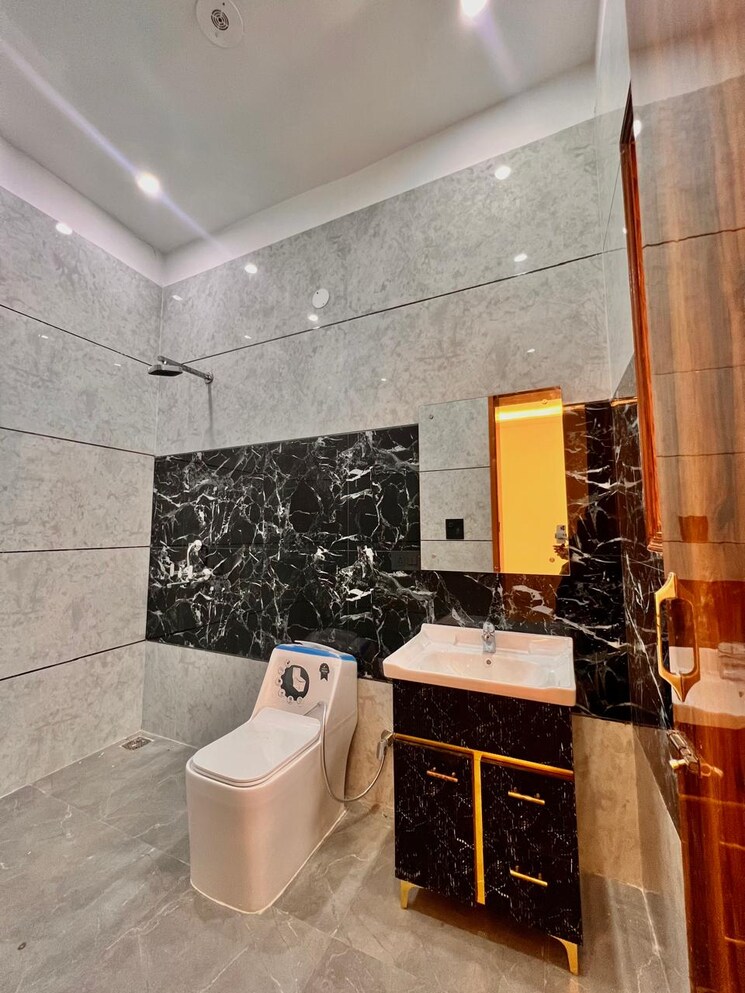 Bathroom, kharar road 4 Bedroom 200 Sq.Yd. Independent House In Kharar Road Mohali 8337392