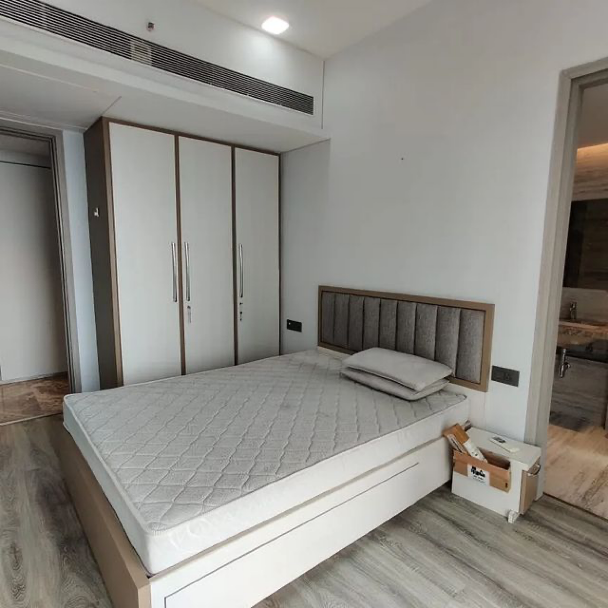 2 BHK Apartment For Sale in Videocon Towers B CHS LTD