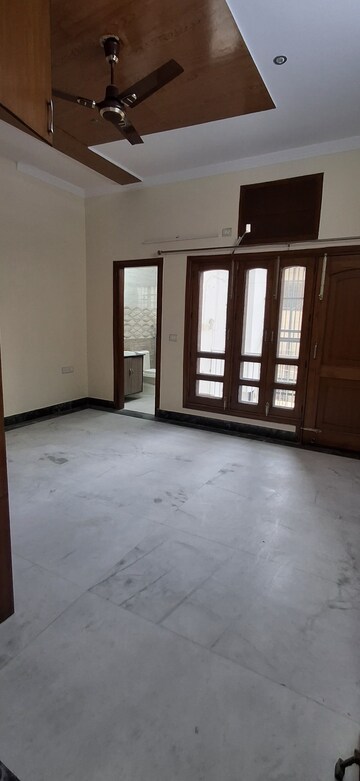 Room in 3 BHK Builder Floor at Vivek Vihar Phase 1 – for Rent