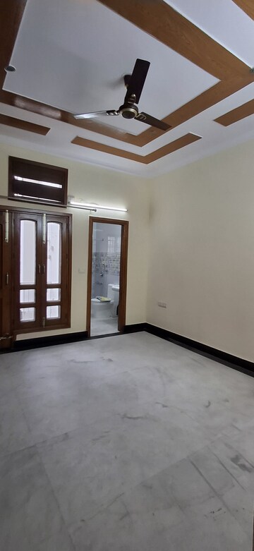 Room in 3 BHK Builder Floor at Vivek Vihar Phase 1 – for Rent
