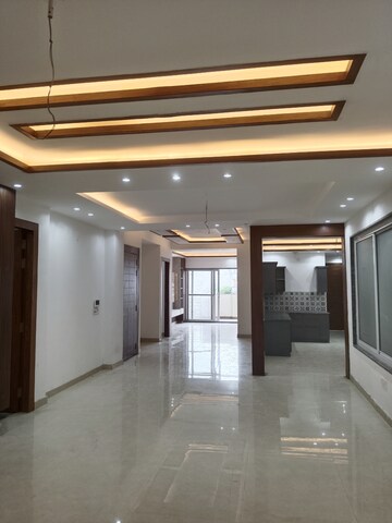Building Lobby in 3.5 BHK Builder Floor at Sector 43 – for Sale