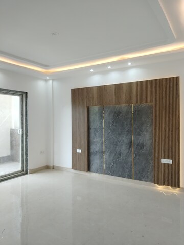 Room in 3.5 BHK Builder Floor at Sector 43 – for Sale