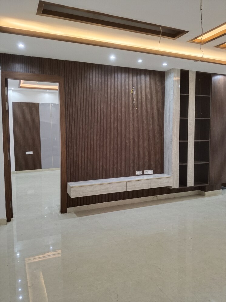 Room, sector 43 3.5 Bedroom 230 Sq.Yd. Builder Floor In Sector 43 Faridabad 8337877