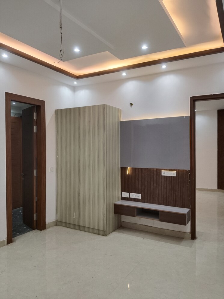 Room, sector 43 3.5 Bedroom 230 Sq.Yd. Builder Floor In Sector 43 Faridabad 8337877