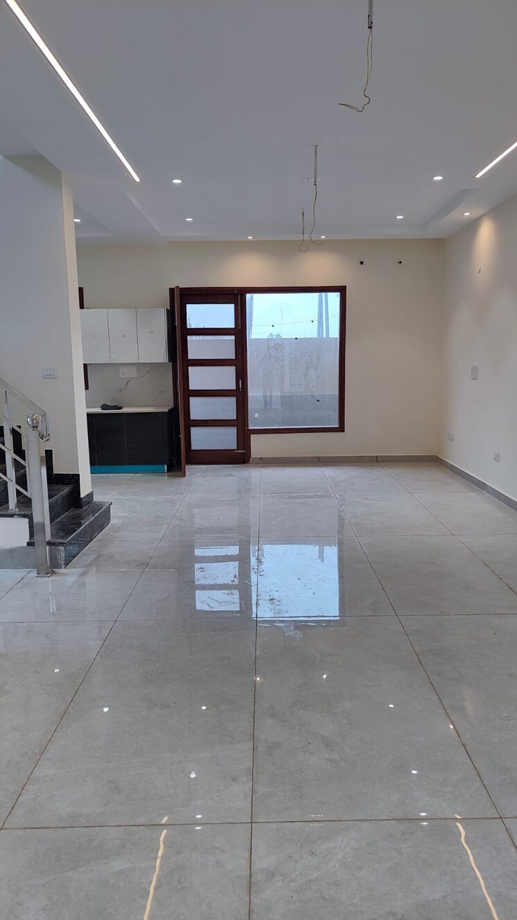 Room, international airport road 4 Bedroom 2200 Sq.Ft. Villa In International Airport Road Zirakpur 8337887