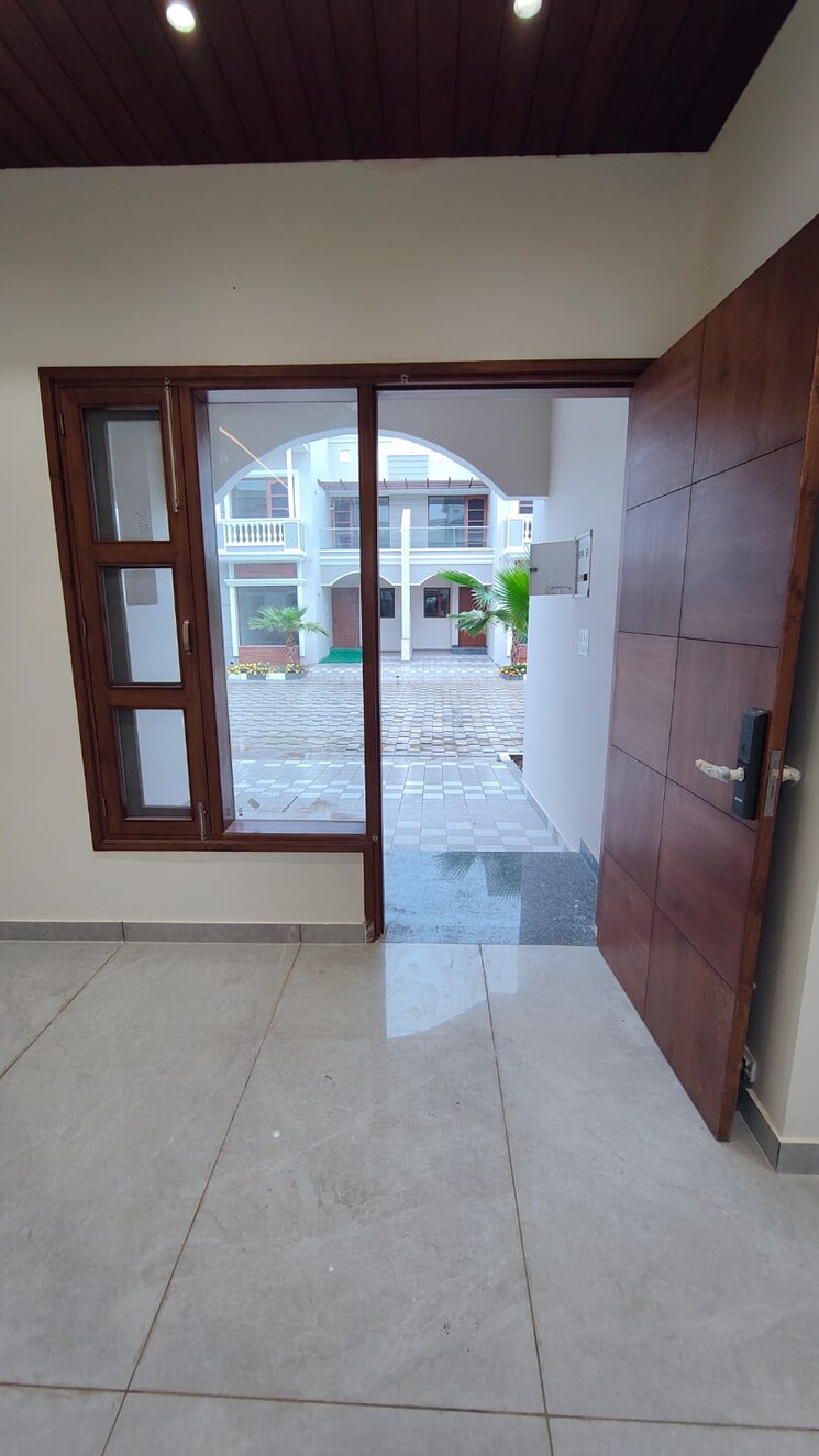 Room, international airport road 4 Bedroom 2200 Sq.Ft. Villa In International Airport Road Zirakpur 8337887