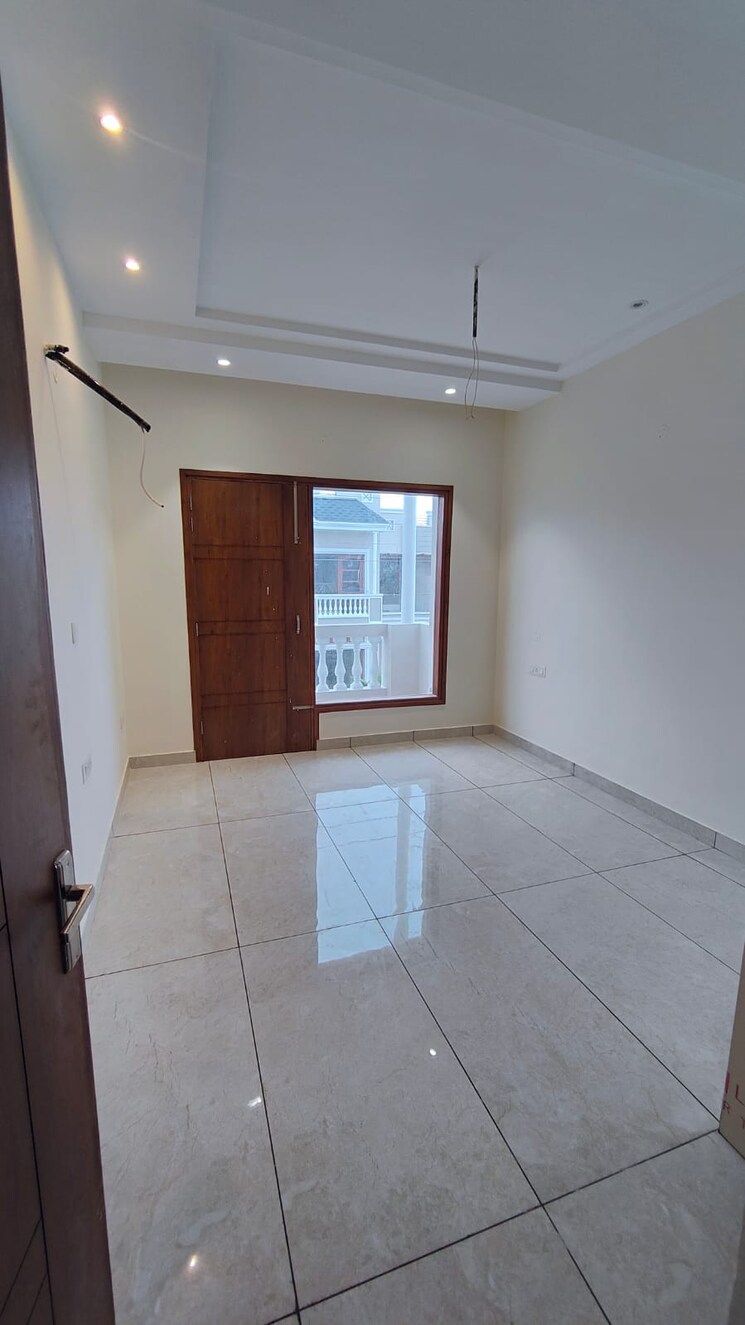 Room, international airport road 4 Bedroom 2200 Sq.Ft. Villa In International Airport Road Zirakpur 8337887