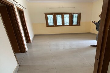 Room in 2 BHK Apartment at Gomti Nagar – for Rent