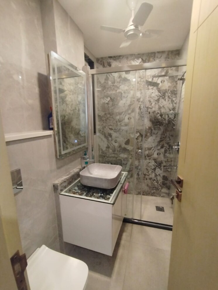 Bathroom, chittaranjan park 2 Bedroom 130 Sq.Yd. Builder Floor In Chittaranjan Park Delhi 8339085