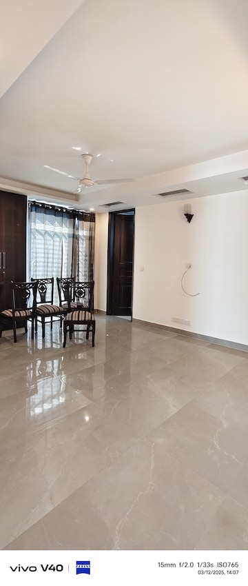Room in 3 BHK Builder Floor at Defence Colony – for Rent