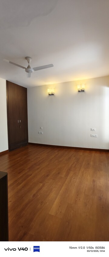 Room in 3.5 BHK Builder Floor at Defence Colony – for Rent