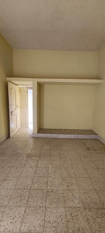 Room in 6+ BHK Independent House at Main Road – for Rent