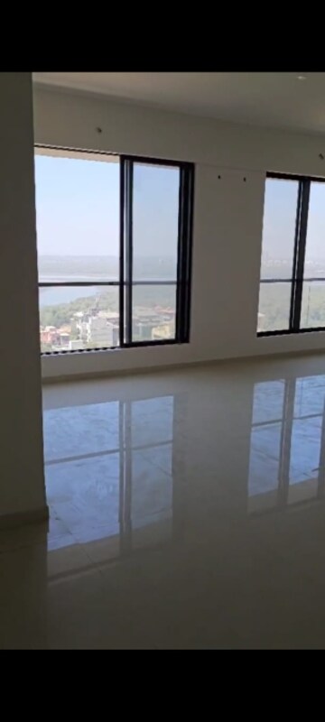 Room in 5 BHK Apartment at Goregaon West – for Rent