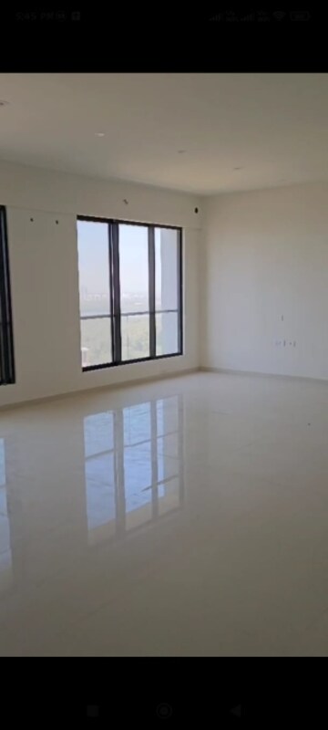 Room in 5 BHK Apartment at Goregaon West – for Rent