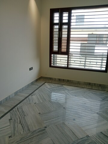 Room in 3 BHK Builder Floor at Huda – for Rent