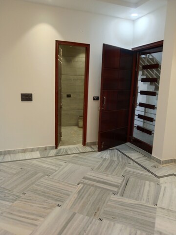 Room in 3 BHK Builder Floor at Huda – for Rent