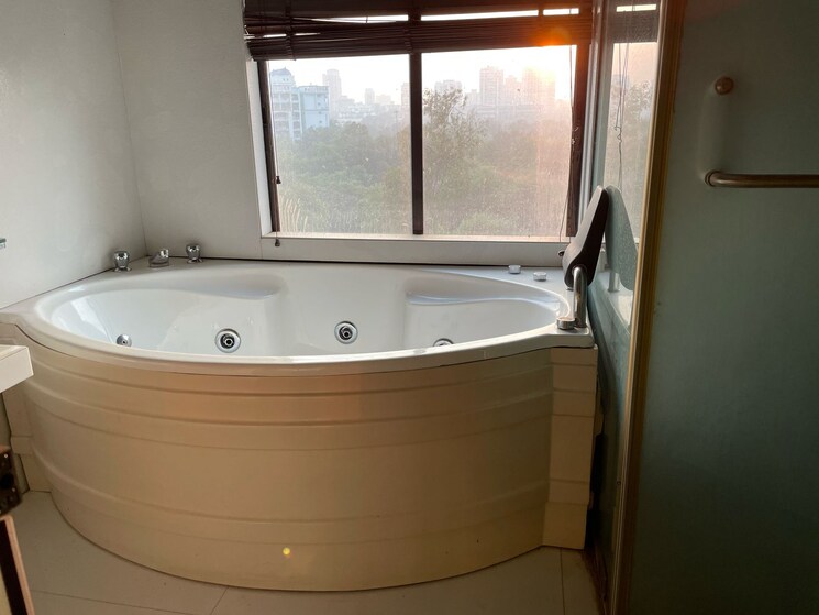 Bathroom, lokhandwala complex 4 Bedroom 2000 Sq.Ft. Builder Floor In Lokhandwala Complex Mumbai 8339672