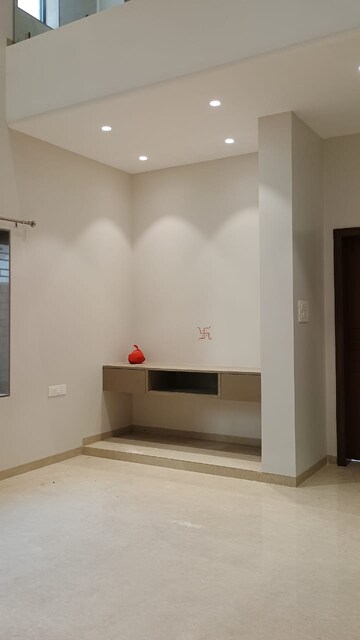 Room in 4 BHK Villa at Kachana – for Rent