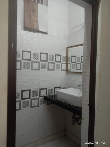 Bathroom in 1 BHK Apartment at Paschim Vihar – for Rent