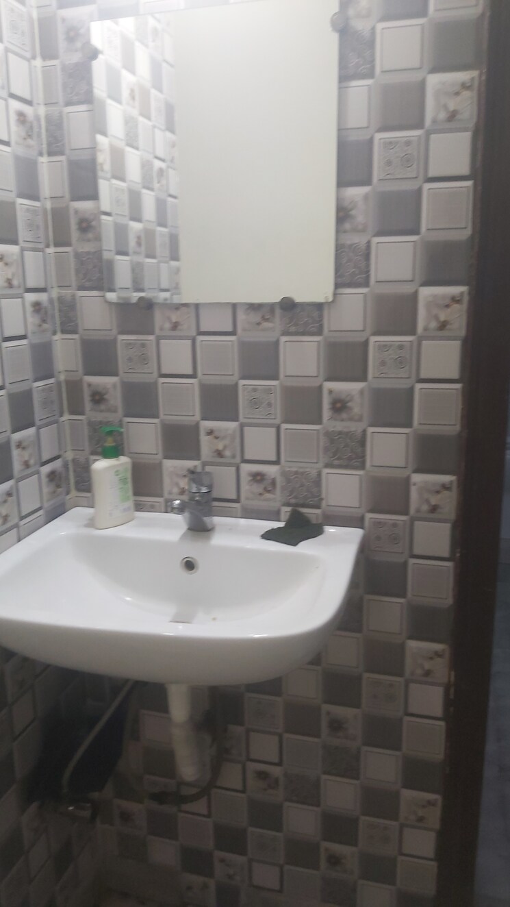 Bathroom, mayur vihar 2.5 Bedroom 850 Sq.Ft. Builder Floor In Mayur Vihar Delhi 8340383