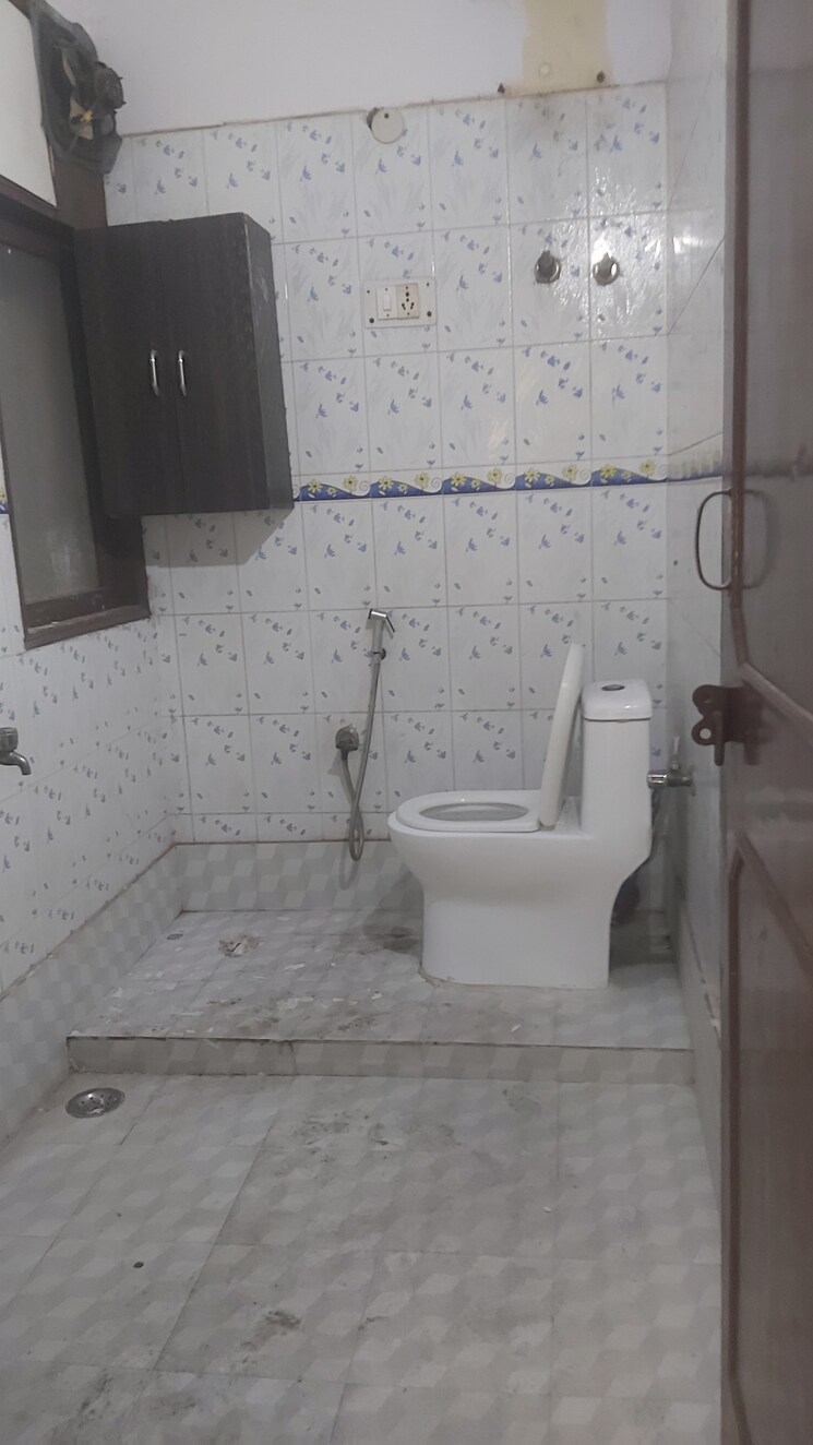 Bathroom, mayur vihar 2.5 Bedroom 850 Sq.Ft. Builder Floor In Mayur Vihar Delhi 8340383