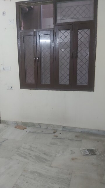 Furnished Amenities in 2.5 BHK Builder Floor at Mayur Vihar – for Sale