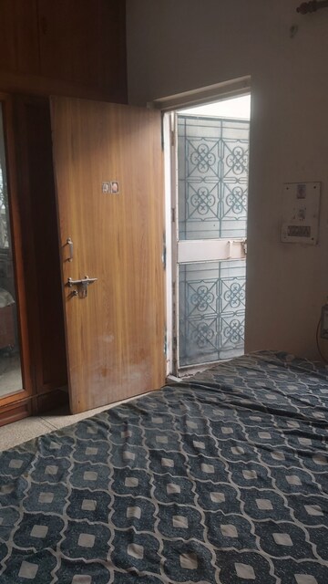 Room in 1 RK Apartment at Mayur Vihar – for Rent