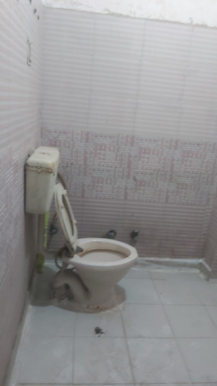 Bathroom, mayur vihar 1.5 Bedroom 650 Sq.Ft. Builder Floor In Mayur Vihar Delhi 8340417