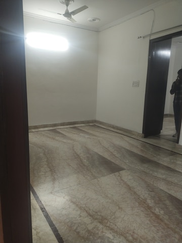 Room in 3 BHK Builder Floor at Sector 43 – for Rent