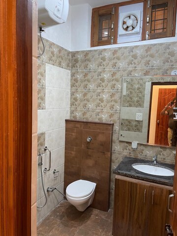 Bathroom in 4 BHK Villa at JakhaN-Rajpur Road – for Sale