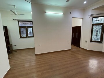 Room in 3.5 BHK Villa at JakhaN-Rajpur Road – for Rent