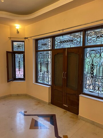 Bedroom in 3.5 BHK Villa at JakhaN-Rajpur Road – for Rent