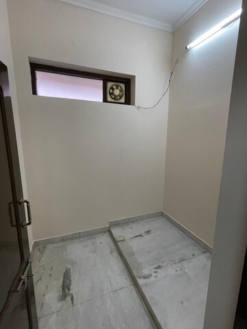 Room in 3.5 BHK Villa at JakhaN-Rajpur Road – for Rent