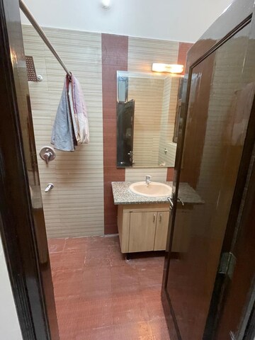 Bathroom in 3.5 BHK Villa at JakhaN-Rajpur Road – for Rent