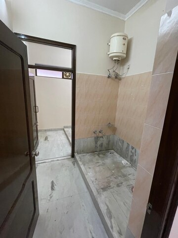 Bathroom in 3.5 BHK Villa at JakhaN-Rajpur Road – for Rent