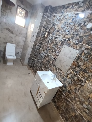 Furnished Amenities in 3 BHK Builder Floor at Malviya Nagar – for Rent