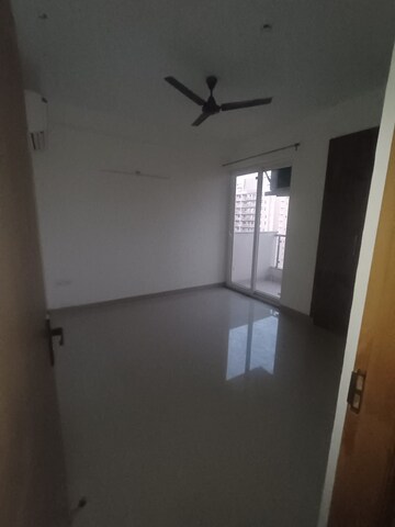 Room in 4 BHK Apartment at Omaxe Heights, Sector 86 – for Sale