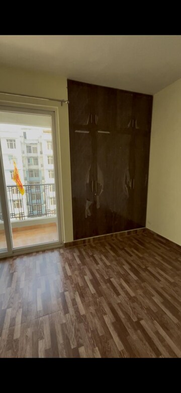 Room in 3.5 BHK Apartment at Jankipuram Extension – for Rent